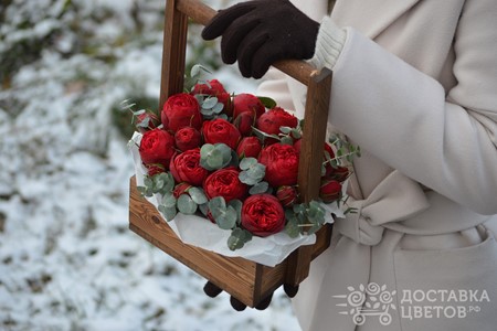 Красные пионовидные розы в ящике "Танго"